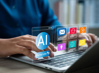 Investidor iniciante em criptomoedas a conhecer os princípios do trading automatizado com IA