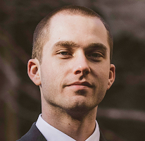 Retrato de Thomas Whitfield, especialista no mercado de criptomoedas e analista de trading